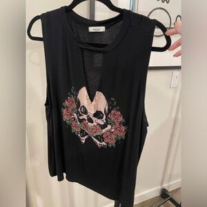 skull & roses v neck tee